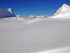 10 12 Glacier To West Col From East Col After a brief 15 minute rest, it took us only 50 minutes to cross the 3 km wide Lower Barun Glacier from the base of the East Col to the 6135m West Col.